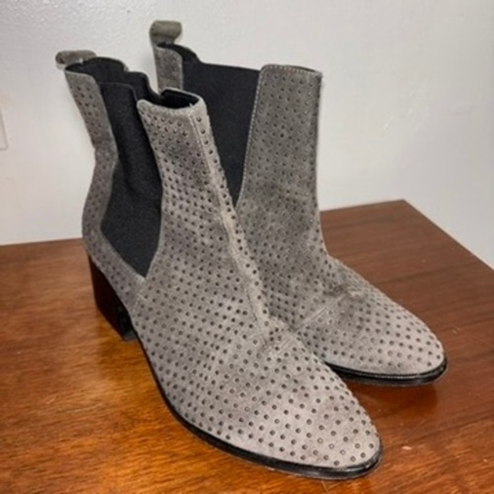Alice + Olivia Studded Chelsea Boots Sz 38.5 Grey Suede Block Heel Punk Indie